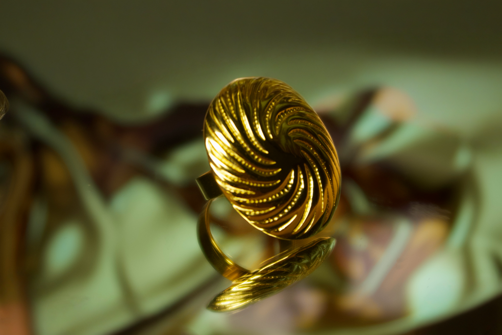 Swirl Luxe Ring – Elegant Minimal Statement Piece