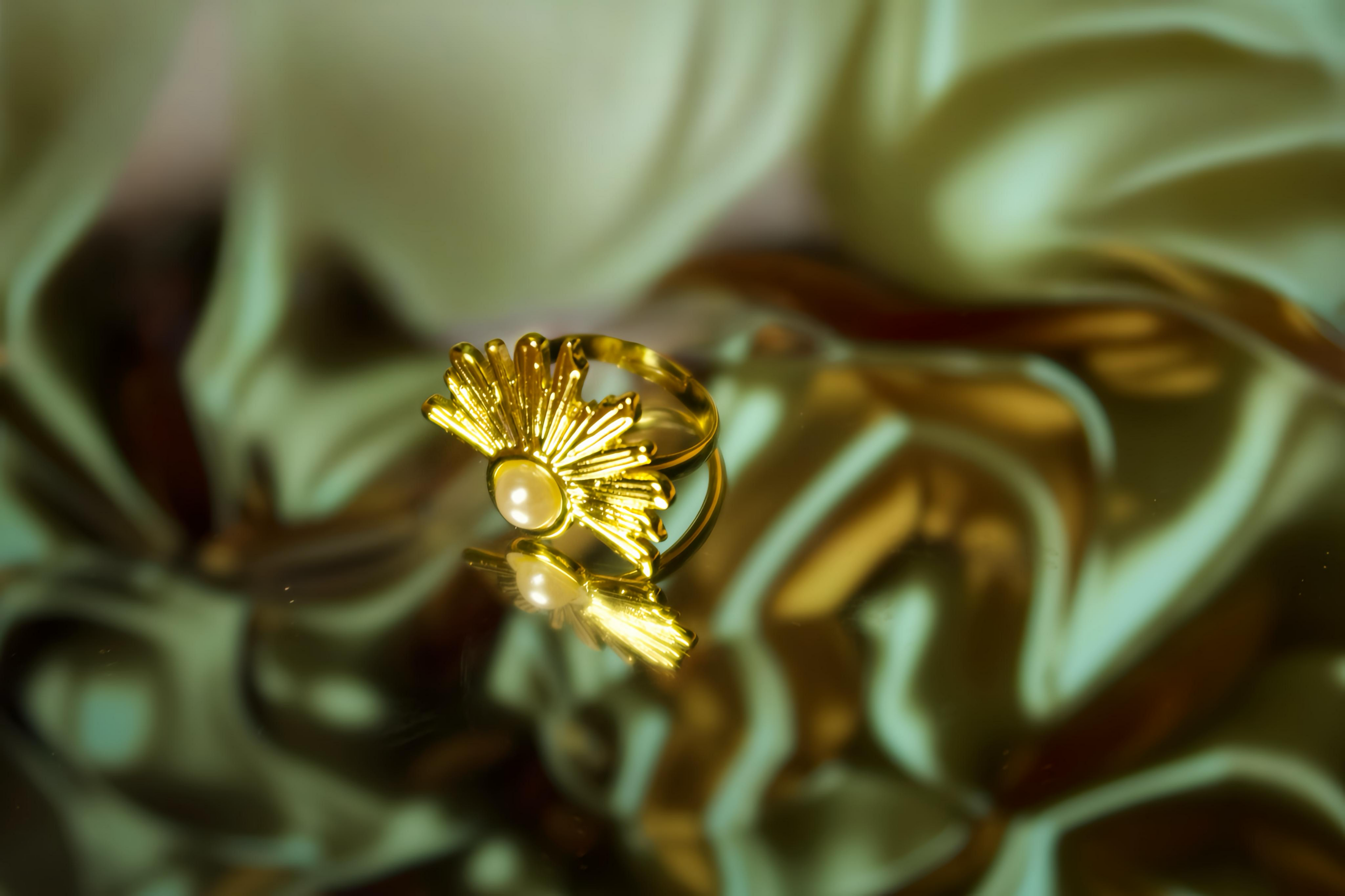 Pearl Sunburst Ring – Elegant Pearl Statement Piece