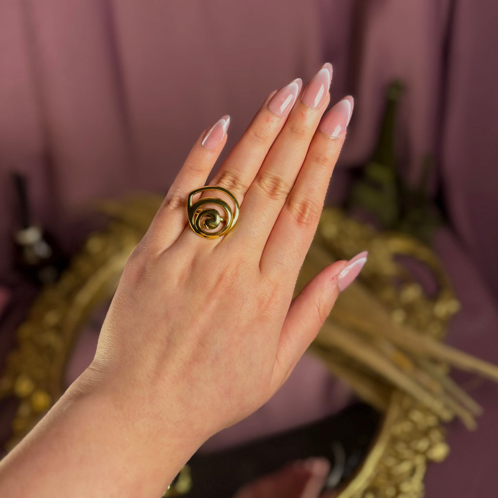 Modern Spiral Luxe Ring – Elegant Gold Minimal Ring for Women