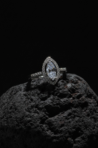 Noir Crystal Ring – Elegant Black Gold Ring for Women