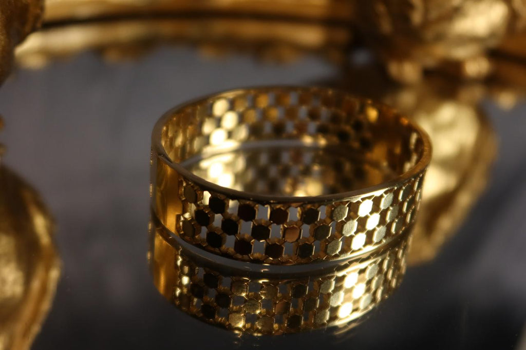 Honeycomb Luxe Handcuff – Elegant Gold Geometric Handcuff for Women