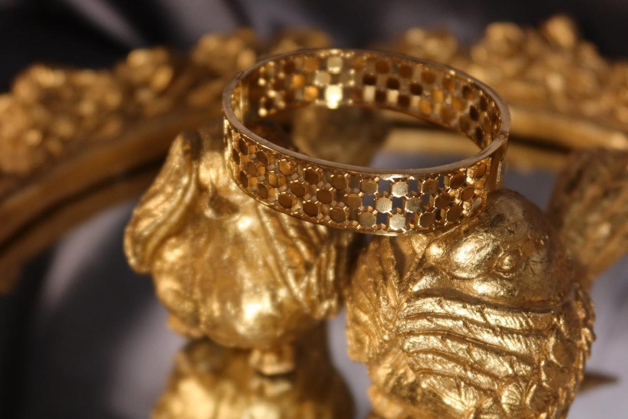 Honeycomb Luxe Handcuff – Elegant Gold Geometric Handcuff for Women