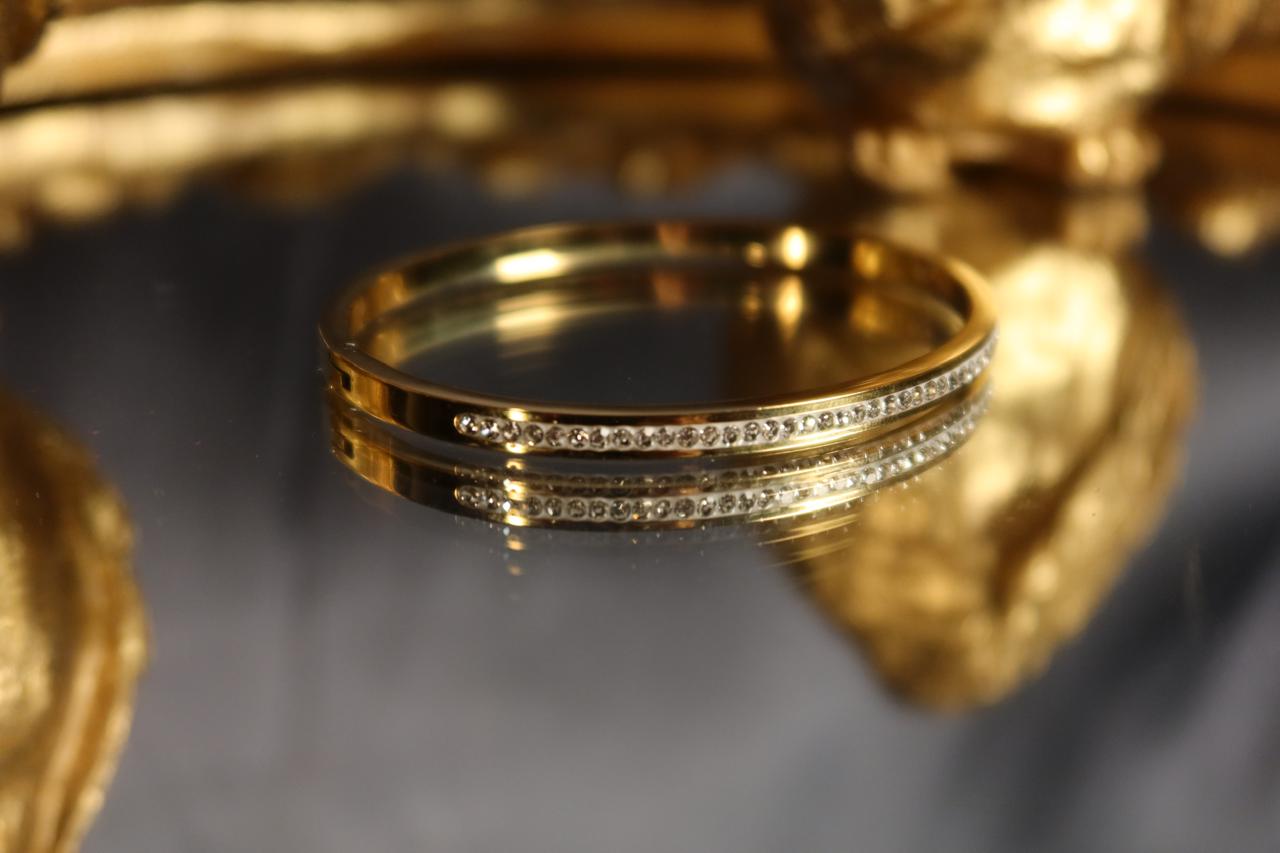 Diamond Cut Slim Bangle – Elegant Gold Minimal Bangle for Women