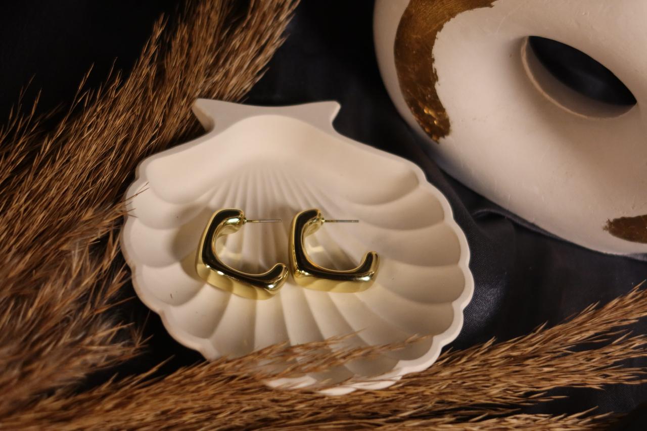 Luna Curve Hoops – Elegant Gold Statement Earrings for Women
