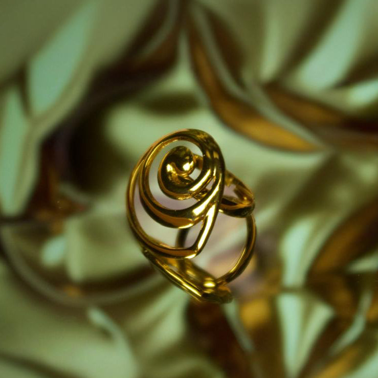 Modern Spiral Luxe Ring – Elegant Gold Minimal Ring for Women