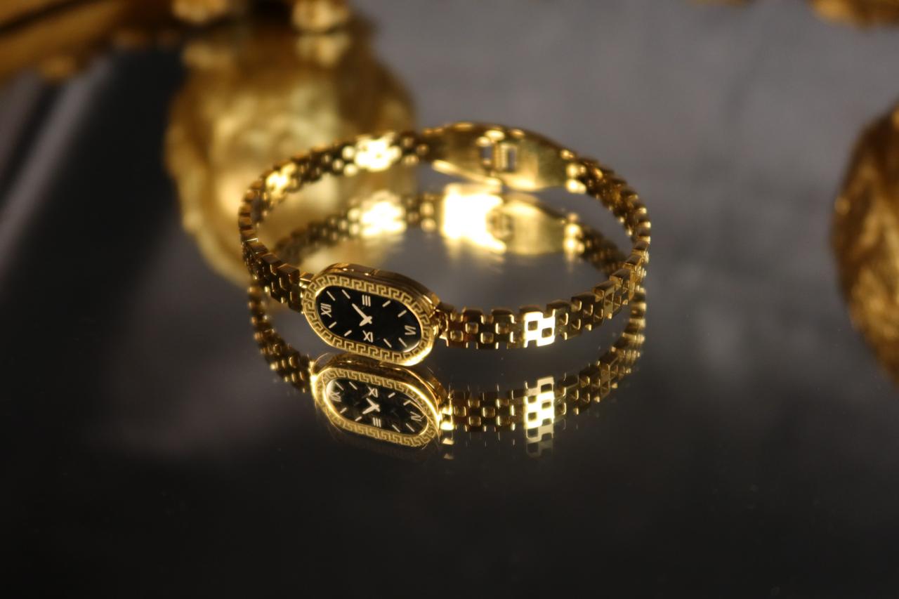 Vintage Mini Gold Watch – Elegant Classic Watch for Women