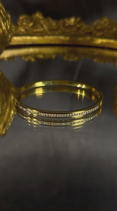 Diamond Cut Slim Bangle – Elegant Gold Minimal Bangle for Women