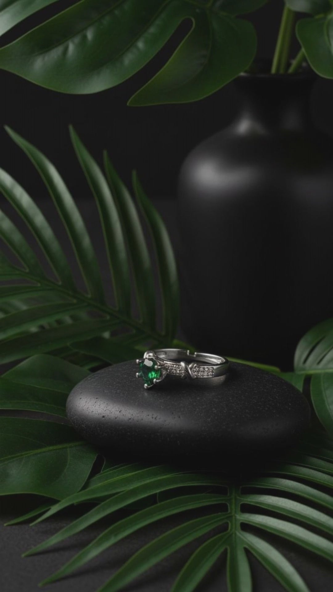 Queen’s Emerald Ring – Elegant Gold Ring for Women