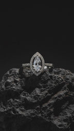 Noir Crystal Ring – Elegant Black Gold Ring for Women