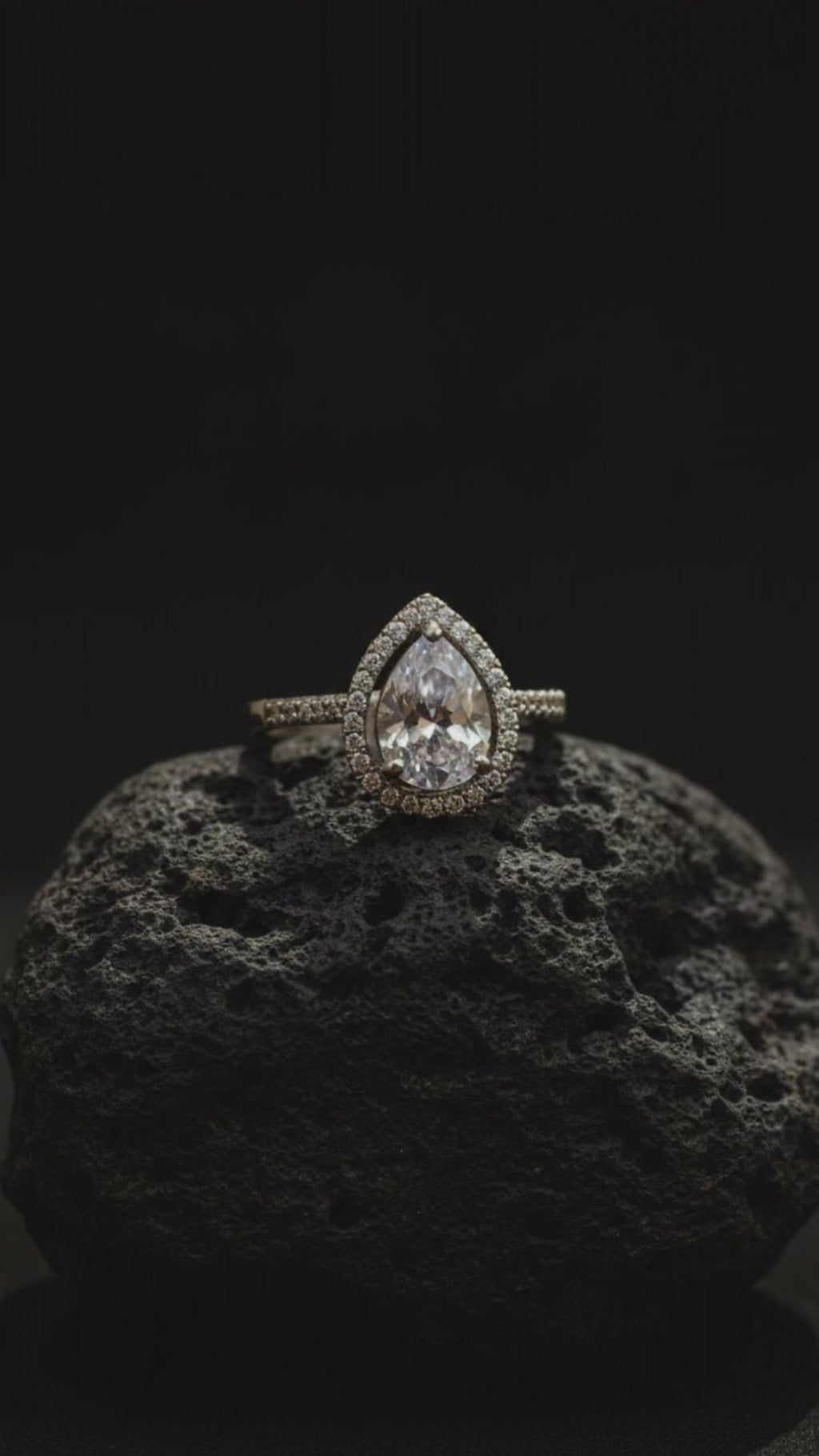 Starlight Crystal Ring – Elegant Gold Ring for Women