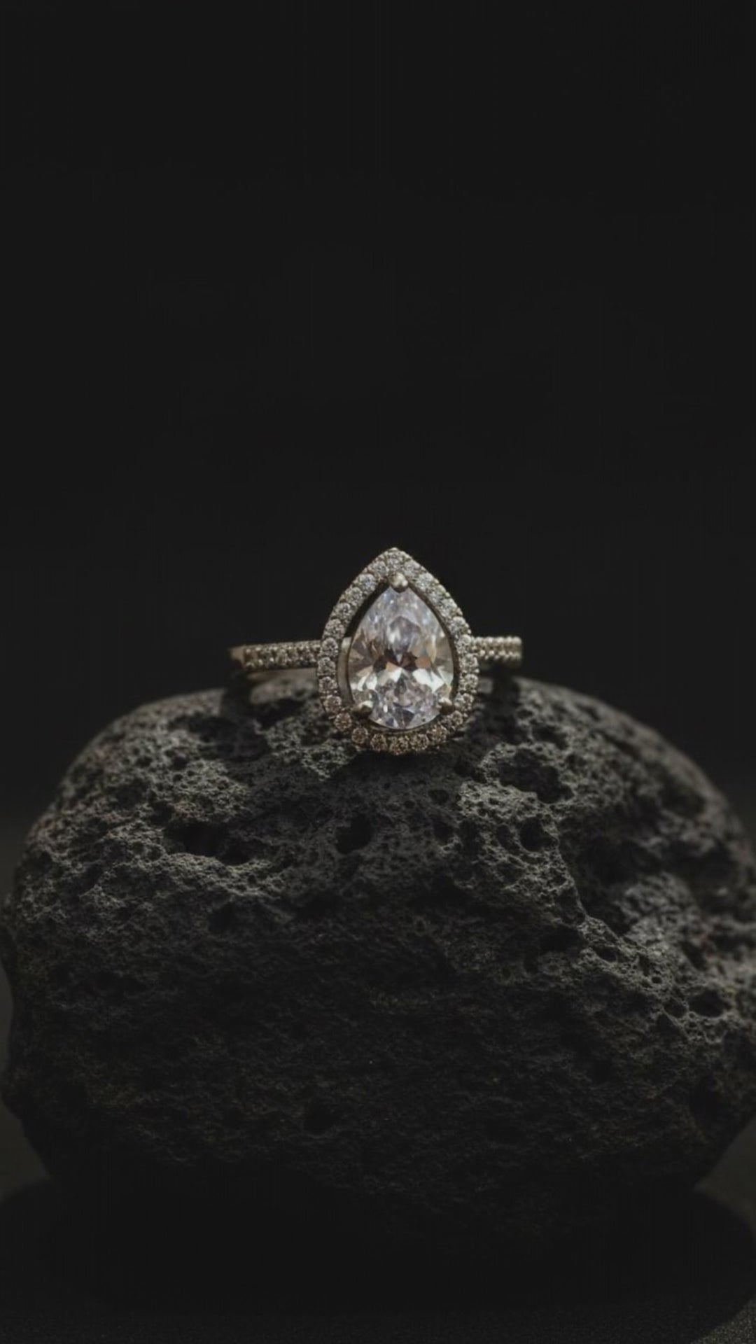 Starlight Crystal Ring – Elegant Gold Ring for Women