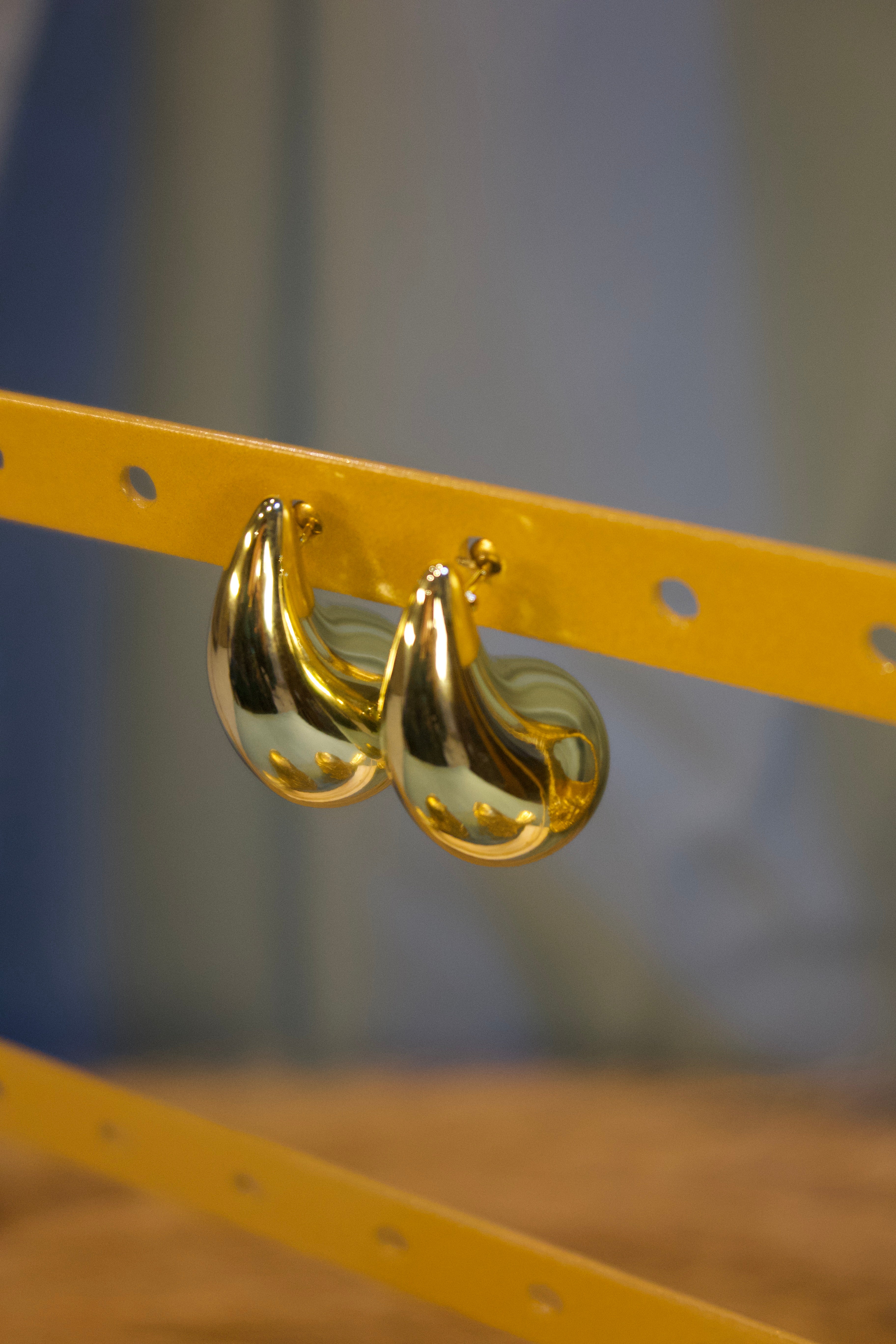 Curved Teardrop Hoops – Elegant Gold Hoop Earrings for Women