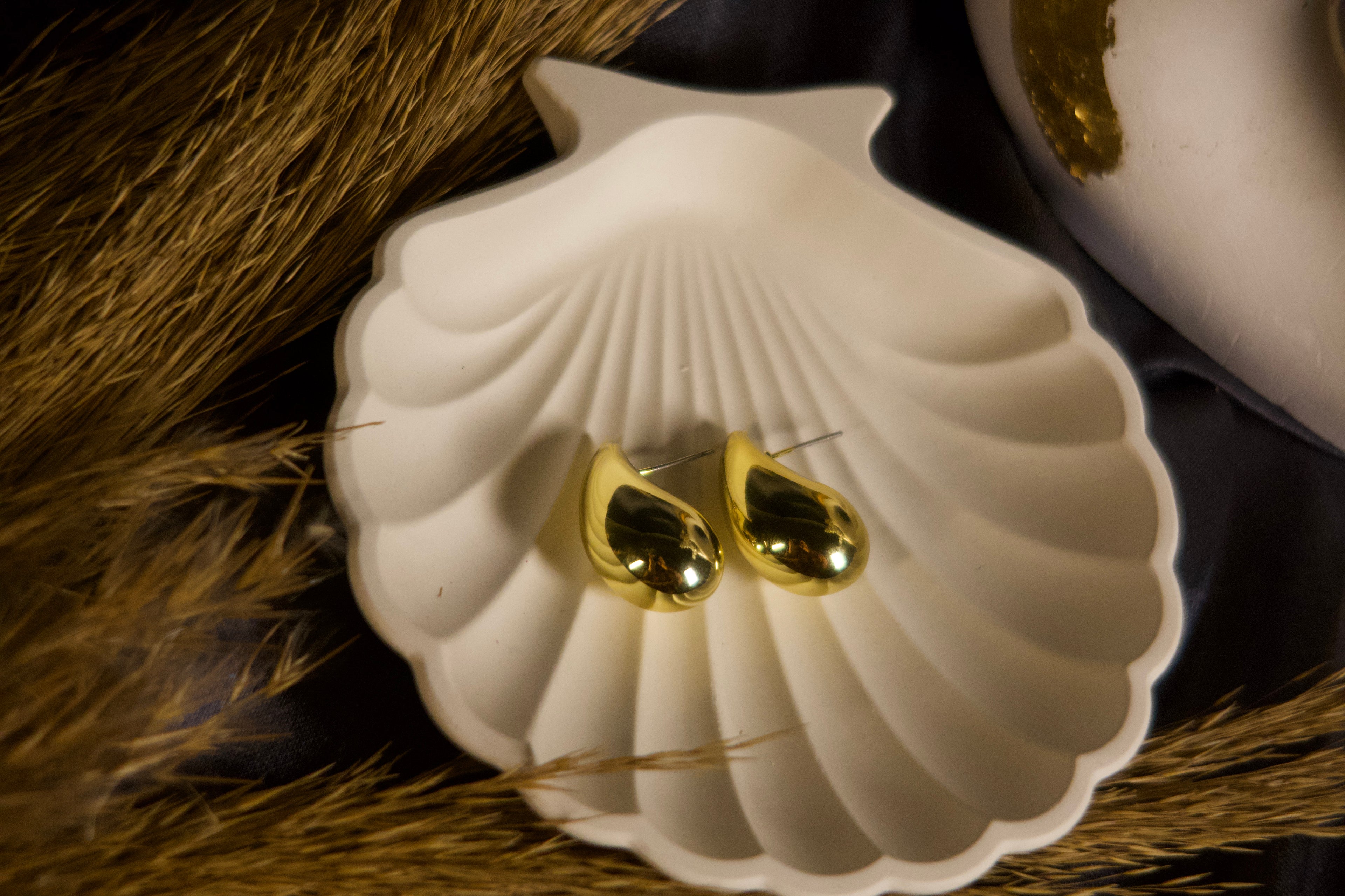 Bold Drop Luxe Earrings – Elegant Gold Statement Earrings for Women